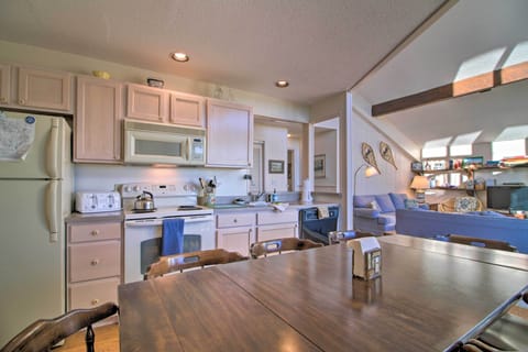 Fully Equipped Kitchen | Dishware/Flatware