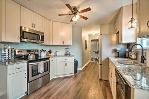 Fully Equipped Kitchen | Trash Bags/Paper Towels Provided