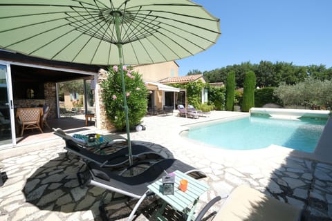 GARGAS vacation rental, comfortable villa for rent with heated swimming pool for 8 people. Online reservation with Plaisirs & Maisons de Provence