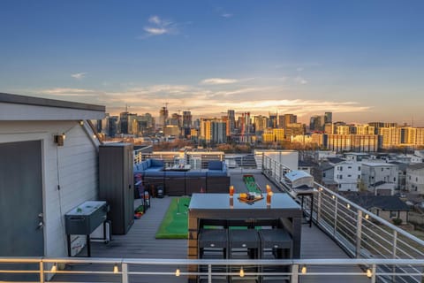 4th Floor: Private 600-square-foot rooftop deck and 360-degree views of Downtown Nashville with outdoor games, BBQ, cooler, plus outdoor seating.