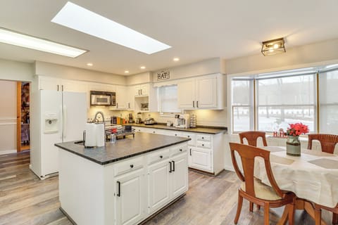 Fully Equipped Kitchen | Drip & Keurig Coffee Makers | Blender | Air Fryer