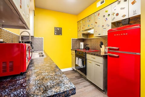 Cute kitchen stocked with all your main needs!