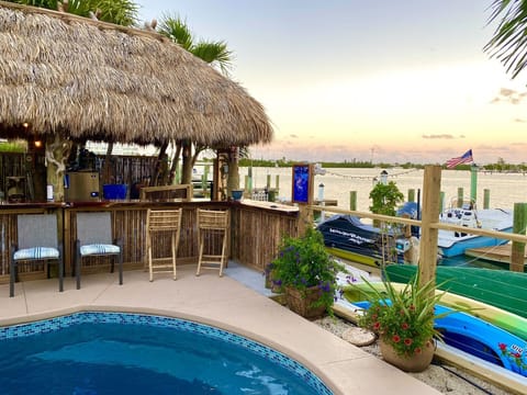 Wake up to this everyday 🌞 while you're on vacay. Watch the sunrise w/ coffee