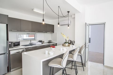 Fully equipped kitchen complete with island and extra seating for 3 people