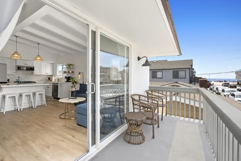 Upstairs living room and balcony has OCEAN VIEW!

