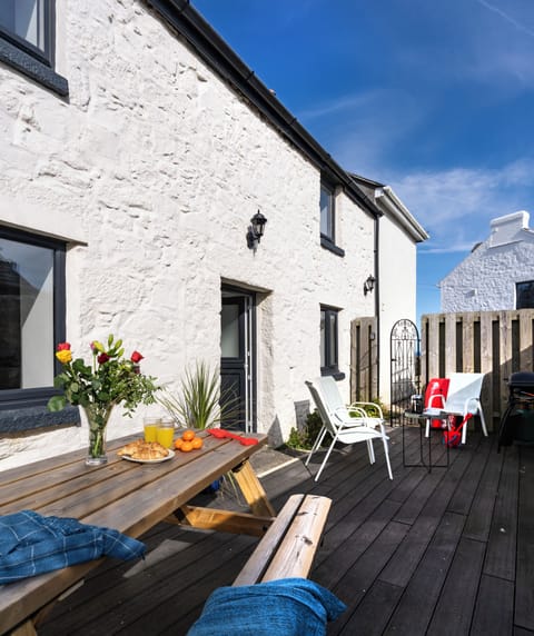 Decked outside space just 100 metres from Porthmeor Beach.  