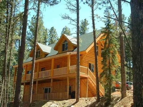 Arrow Lodge - Front View of Log home.