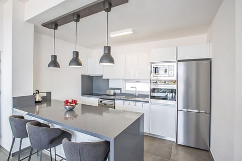 Kitchen complete with Breakfast bar and extra seating for 3 people