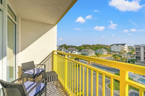 Enjoy the morning breeze on the balcony.