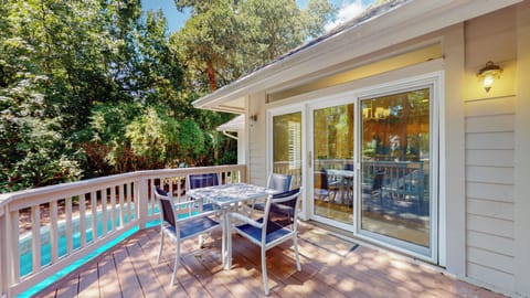 Outdoor Dining with Gas Grill