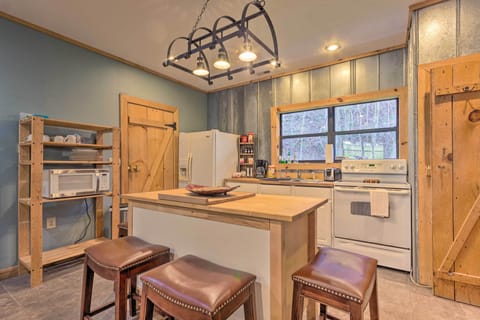 Well-Equipped Kitchen | Blender | Coffee Maker | Crock-Pot