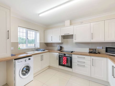 Kitchen | 9 Dawson Park - Marian Avenue Properties, Mablethorpe