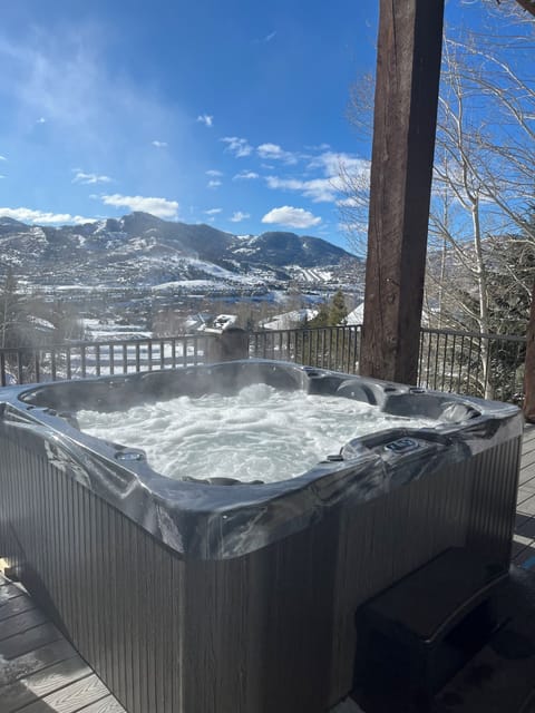 7 person hot tub with fantastic view, only steps away.