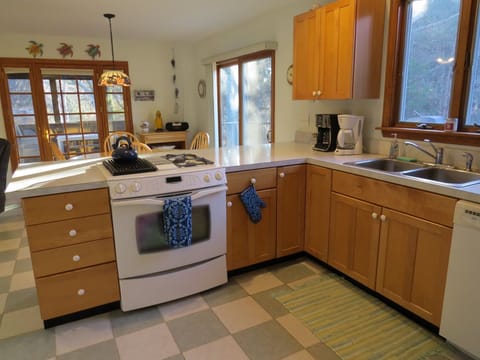 Kitchen offers gas stove