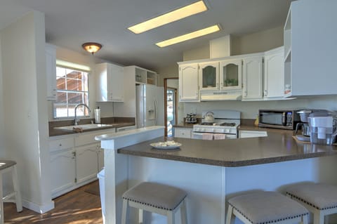 Well Equipped Kitchen~just bring the food.  Coffee bar w/ Keurig Pods & grounds.