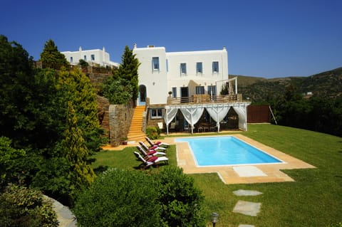 Architecture in harmony with nature. Experience the beauty of Villa Etheria.