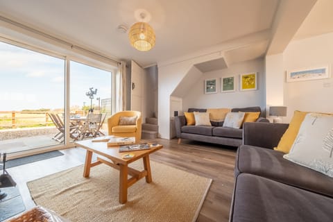 Twitchers Cottage, Titchwell: Bright interiors with incredible views