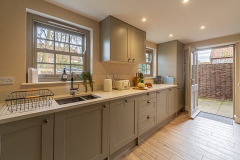 Ground floor: Arriving in the kitchen