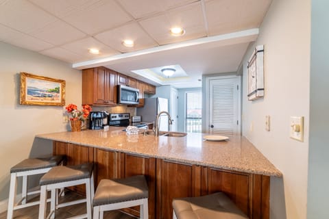 Additional seating for 4 at the bar