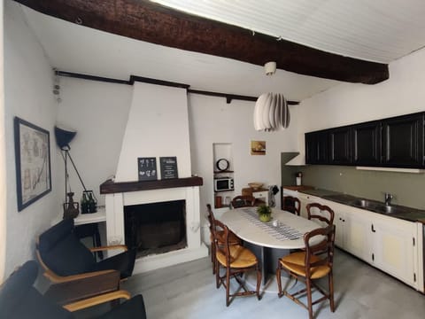 The fully equipped kitchen