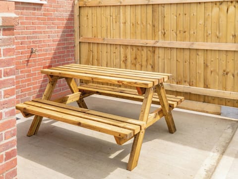 Sitting-out-area | 10 Dawson Park - Marian Avenue Properties, Mablethorpe