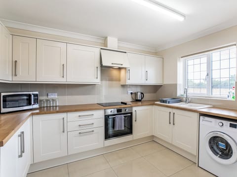 Kitchen | 10 Dawson Park - Marian Avenue Properties, Mablethorpe