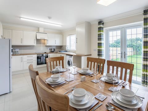 Kitchen/diner | 10 Dawson Park - Marian Avenue Properties, Mablethorpe