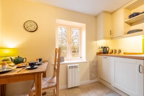 Ground floor: Well-equipped kitchen