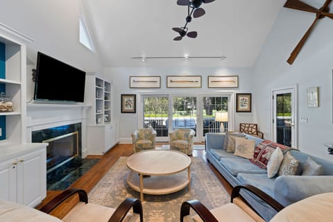 Living Area (Fireplace Not Available for Guest Use)