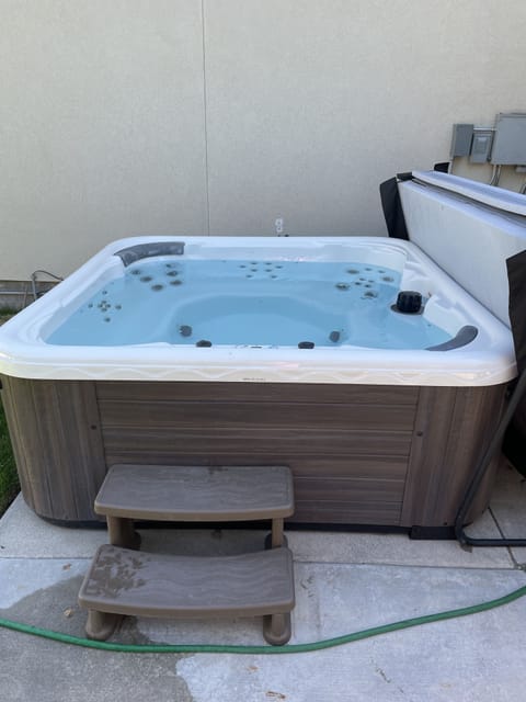 Large Hot Tub (10 person)