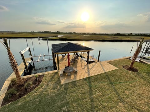 New Dock and boat lift. Boat lift use requires prior approval and deposit. 