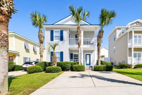 Two story single family home (4 BR & 3 BA, 1,953 sqft) with large parking space.