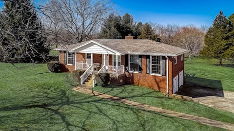 Cute Cottage on an acre of peaceful-ness