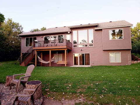 Spacious Yard, Firepit overlooking the Lake, Swing & Hammock