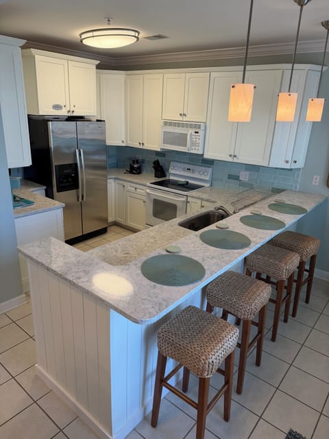 Seating for 4 at the counter.