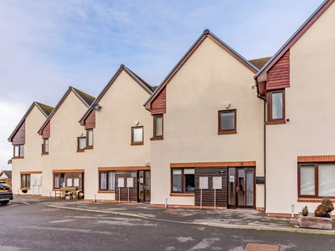 Main entrance and parking area | Marina View, Amble, near Warkworth