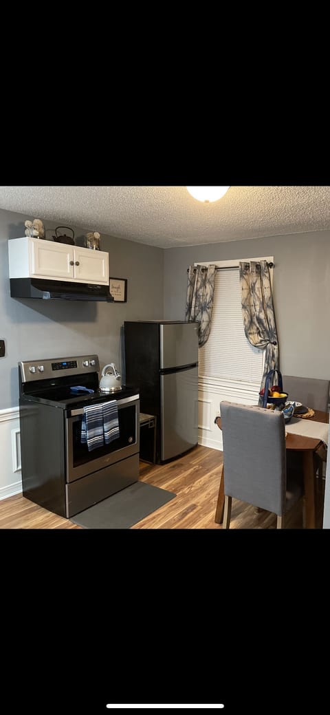 Kitchen with electric stove and a Breakfast table