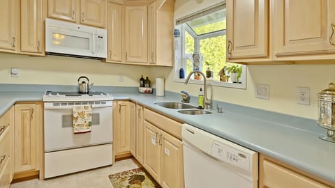 Fully equipped kitchen with new fridge and new oven/range.