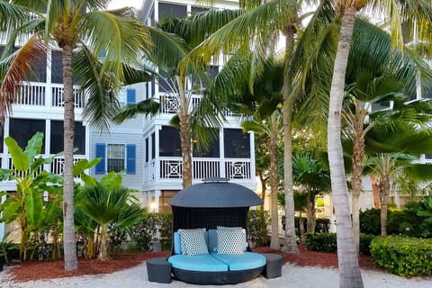 Beautifully Landscaped Retreat!