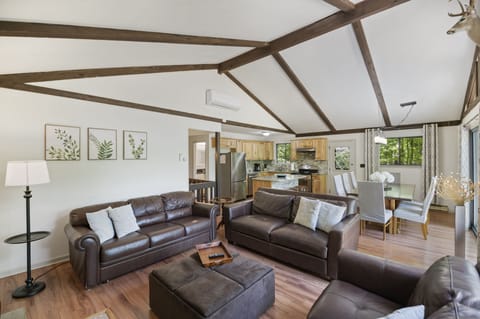 Living room, dining room, kitchen
2nd floor