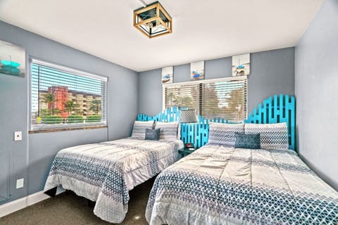 Boutique Beach Retreat Treasure Island 2 Double beds 1 Queen sleeper sofa 1 twin rollaway bed 2nd floor room, one flight of stairs