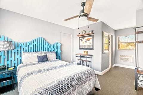 Boutique Beach Retreat Treasure Island 1 King bed  2nd floor room