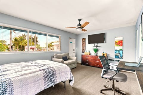 Boutique Beach Retreat Treasure Island Directly across the street from one of the most beautiful beaches 1 King bed 1 Twin sofa sleeper 2nd floor room