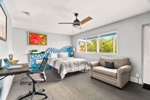 Boutique Beach Retreat Treasure Island Directly across the street from one of the most beautiful beaches 1 King bed 1 Twin sofa sleeper 2nd floor room