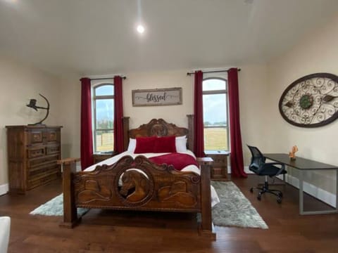 Master 1 has a small desk and chair.