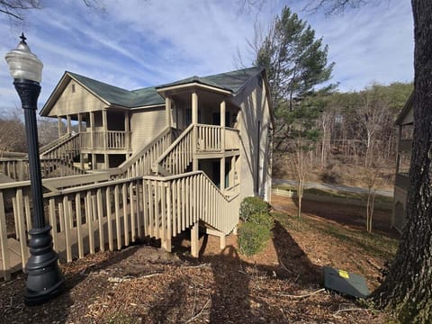 End unit on lower lever with private entrance, 5-6 stairs