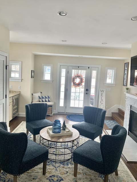 Enjoy sitting around the table on the 1st floor to enjoy a cocktail & some tv. 