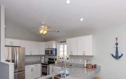 Kitchen with Eat-In Bar