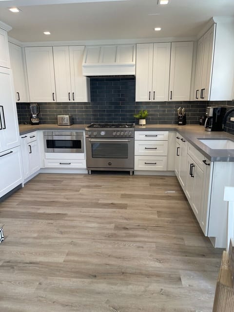 Kitchen with everything you need to make cook. 