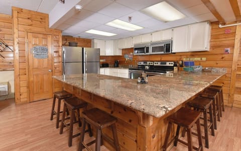 Red Oak Lodge Main Level Fully-Equipped Kitchen